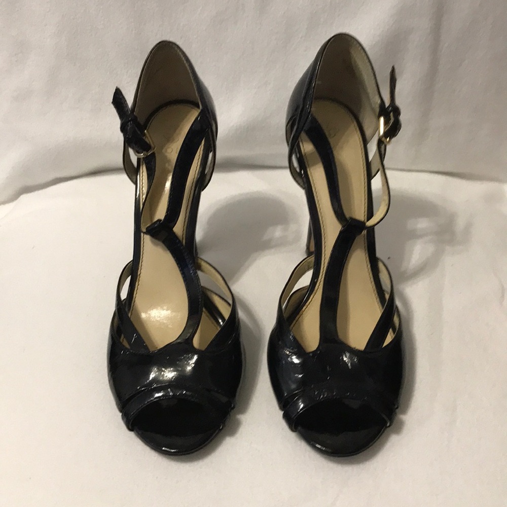 Women’s Isola heel shoes Pre-owned size 9